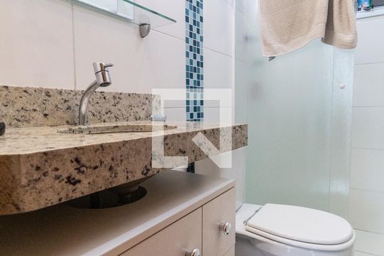 Banheiro de casa de condomínio à venda com 2 quartos, 45m² em Santana, São Paulo