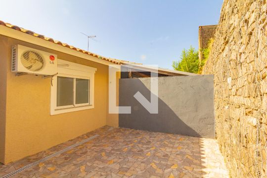 Área externa/fundos de casa à venda com 2 quartos, 48m² em São José, Canoas