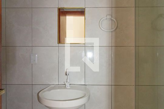 Banheiro de casa à venda com 2 quartos, 48m² em São José, Canoas
