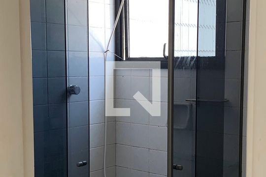 Banheiro  de apartamento para alugar com 1 quarto, 50m² em Guilhermina, Praia Grande