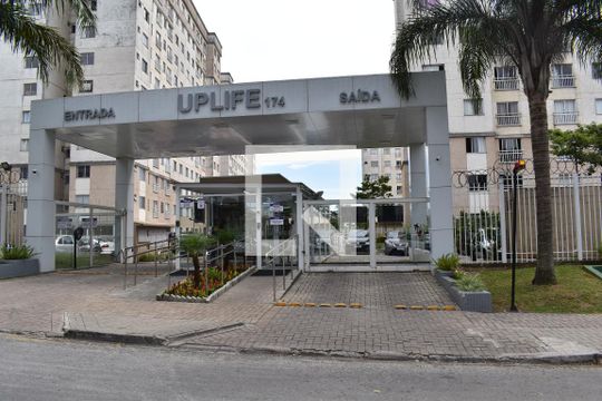 Fachada do condomínio de apartamento para alugar com 2 quartos, 51m² em Pinheirinho, Curitiba