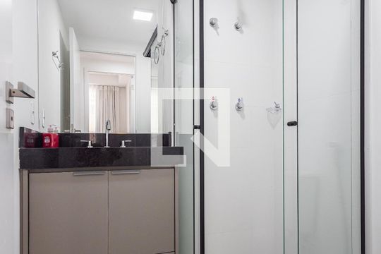 Banheiro de apartamento para alugar com 2 quartos, 55m² em Pinheiros, São Paulo