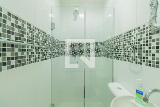 Banheiro de serviço de apartamento para alugar com 2 quartos, 79m² em Cerqueira César, São Paulo