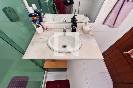 Banheiro Social de apartamento à venda com 2 quartos, 60m² em Fonseca, Niterói