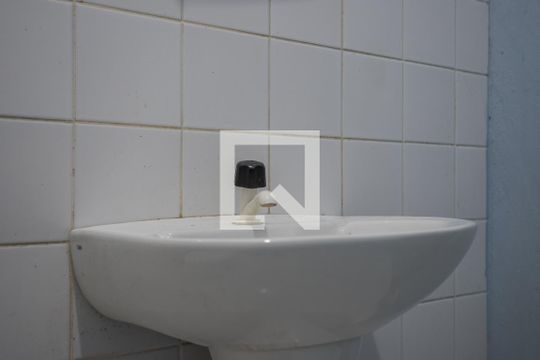Banheiro de kitnet/studio à venda com 1 quarto, 31m² em Floresta, Porto Alegre