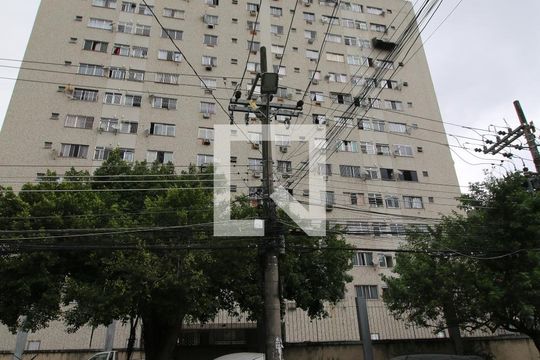 Fachada do prédio de apartamento para alugar com 2 quartos, 55m² em Olaria, Rio de Janeiro