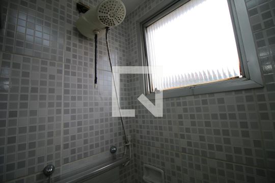 Banheiro de apartamento para alugar com 2 quartos, 55m² em Olaria, Rio de Janeiro