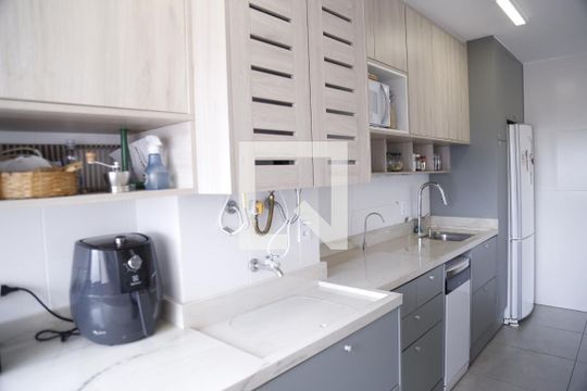 Cozinha de apartamento para alugar com 2 quartos, 75m² em Piqueri, São Paulo