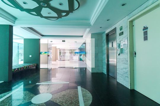 Hall de entrada de apartamento para alugar com 2 quartos, 47m² em Centro, Curitiba