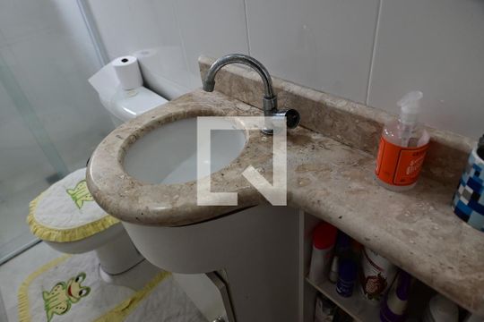 Banheiro Suite de apartamento para alugar com 2 quartos, 73m² em Tupi, Praia Grande
