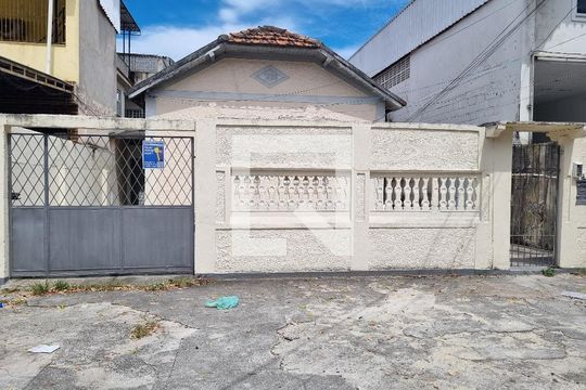 Fachada de casa para alugar com 2 quartos, 70m² em Oswaldo Cruz, Rio de Janeiro