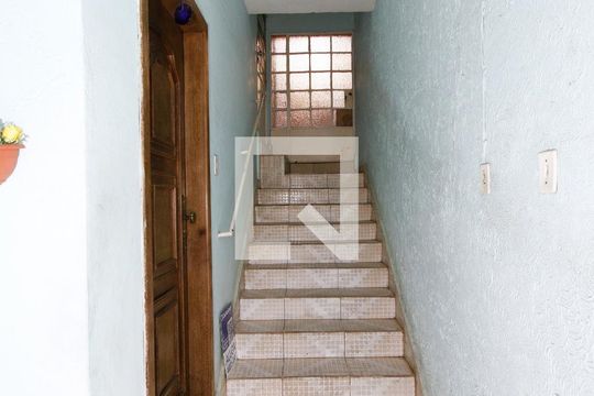 Entrada de casa para alugar com 1 quarto, 75m² em Carlos Prates, Belo Horizonte