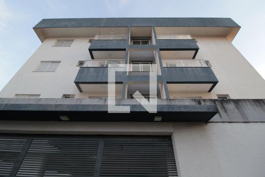 Fachada de apartamento para alugar com 2 quartos, 54m² em Granada, Uberlândia
