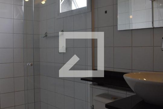 Banheiro de apartamento para alugar com 1 quarto, 51m² em Centro, Curitiba