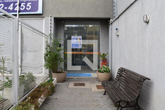 Entrada do prédio de apartamento para alugar com 1 quarto, 51m² em Centro, Curitiba