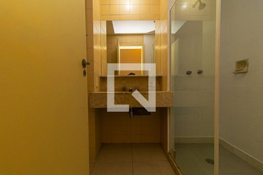 Banheiro de kitnet/studio para alugar com 1 quarto, 35m² em República, São Paulo