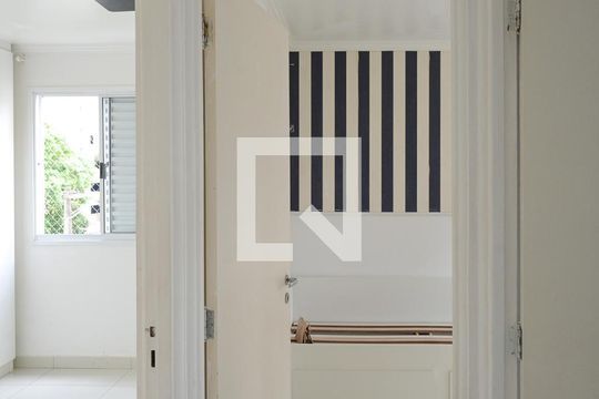 Corredor de apartamento para alugar com 2 quartos, 47m² em Taboão, São Paulo