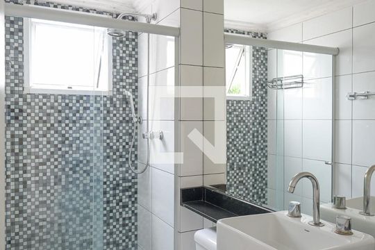 Banheiro de apartamento para alugar com 2 quartos, 47m² em Taboão, São Paulo