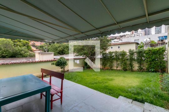 Quintal de casa à venda com 4 quartos, 300m² em Serra, Belo Horizonte