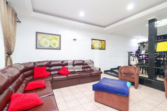 Casa à venda com 4 quartos, 250m² em Vila Carmosina, São Paulo