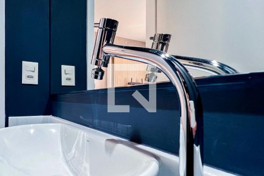 Banheiro de apartamento para alugar com 1 quarto, 65m² em Indianópolis, São Paulo