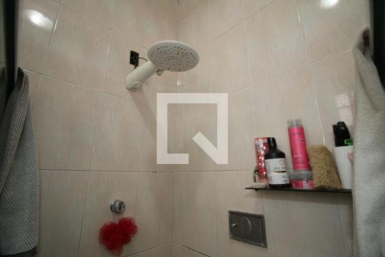 Banheiro de apartamento para alugar com 2 quartos, 52m² em Olaria, Rio de Janeiro