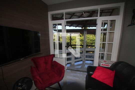 Sala de casa de condomínio à venda com 3 quartos, 250m² em Badu, Niterói