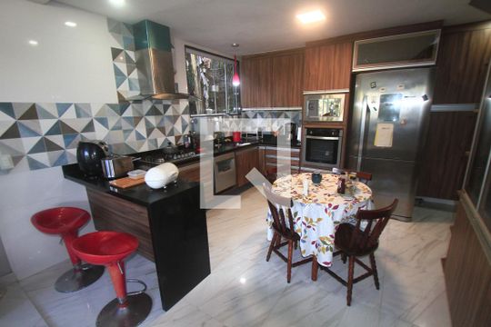Cozinha de casa de condomínio à venda com 3 quartos, 250m² em Badu, Niterói