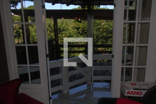 Sala de casa de condomínio à venda com 3 quartos, 250m² em Badu, Niterói