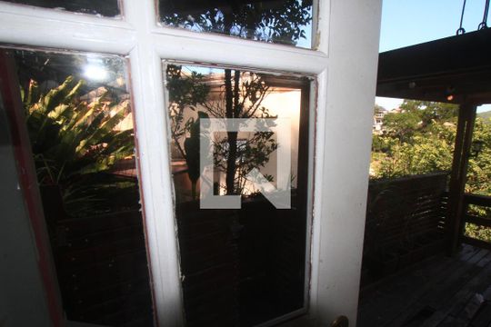 Sala de casa de condomínio à venda com 3 quartos, 250m² em Badu, Niterói