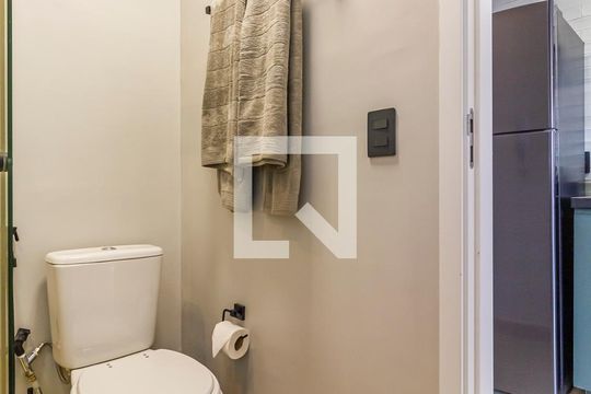 Banheiro de kitnet/studio para alugar com 1 quarto, 25m² em Pinheiros, São Paulo