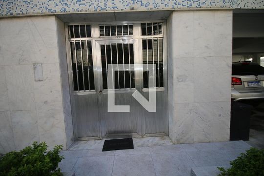 Fachada e portaria de apartamento à venda com 3 quartos, 82m² em Olaria, Rio de Janeiro