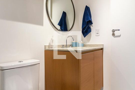 Banheiro de kitnet/studio à venda com 1 quarto, 27m² em Pinheiros, São Paulo