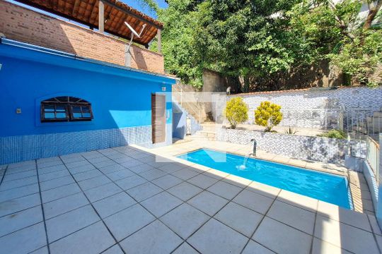 Piscina de casa à venda com 3 quartos, 300m² em Fonseca, Niterói