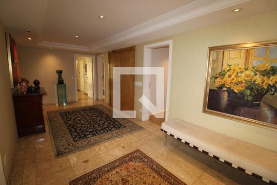 Hall de entrada de apartamento para alugar com 4 quartos, 500m² em Vila Suzana, São Paulo
