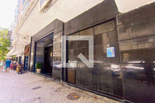 Fachada com cartaz QA. de apartamento para alugar com 3 quartos, 132m² em Copacabana, Rio de Janeiro