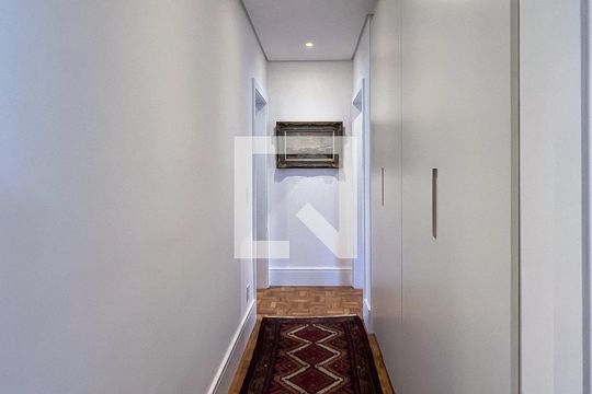 Corredor de apartamento à venda com 3 quartos, 125m² em Itaim Bibi, São Paulo