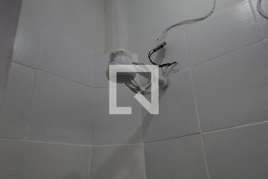 Banheiro de kitnet/studio para alugar com 1 quarto, 25m² em Gardênia Azul, Rio de Janeiro