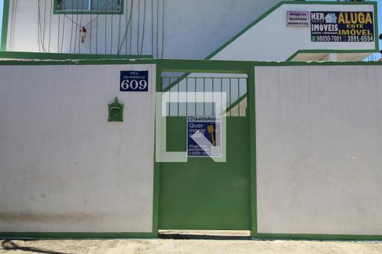 Placa na fachada do condomínio de kitnet/studio para alugar com 1 quarto, 25m² em Gardênia Azul, Rio de Janeiro