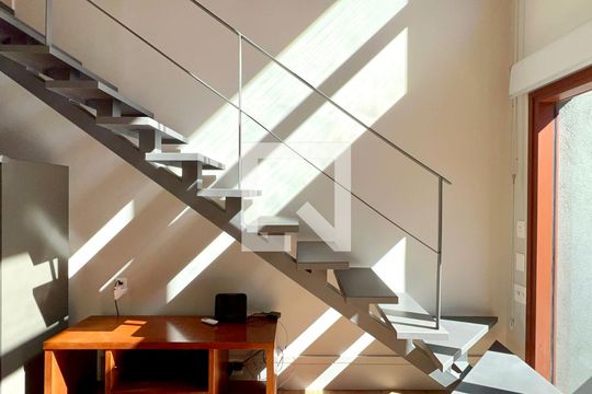 Escada de apartamento para alugar com 1 quarto, 42m² em Jardim das Bandeiras, São Paulo
