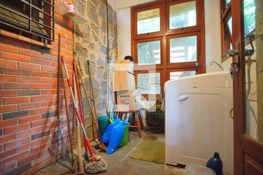 Área  de serviço  de casa à venda com 5 quartos, 591m² em Boa Vista, Porto Alegre