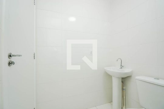 Banheiro de apartamento para alugar com 2 quartos, 43m² em Vila Itapegica, Guarulhos