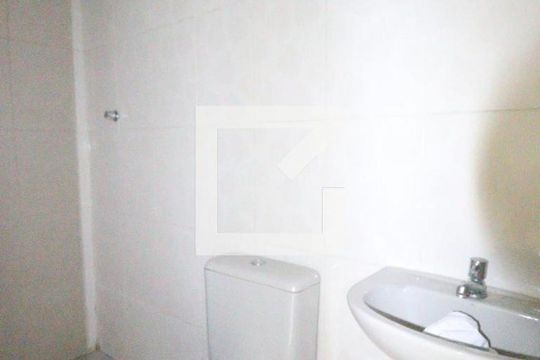 Banheiro de apartamento para alugar com 2 quartos, 52m² em Galo Branco, São Gonçalo