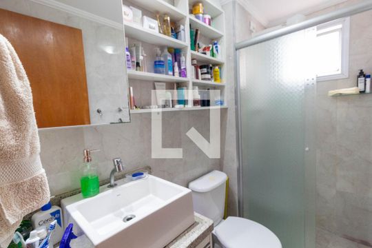 Banheiro de apartamento à venda com 2 quartos, 51m² em Vila Pierina, São Paulo