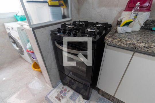 Cozinha de apartamento à venda com 2 quartos, 51m² em Vila Pierina, São Paulo