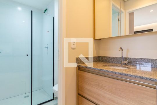 Banheiro de apartamento para alugar com 1 quarto, 29m² em Pinheiros, São Paulo