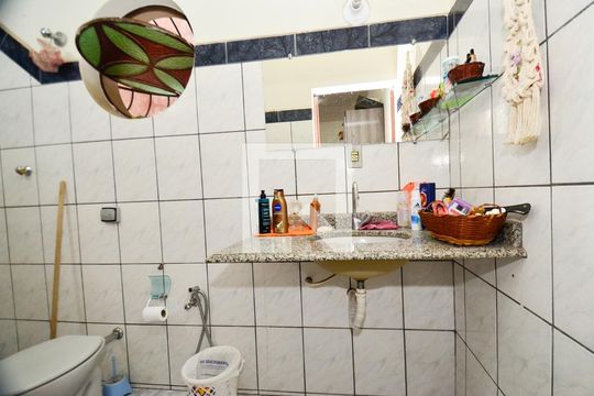 Banheiro suite de casa à venda com 4 quartos, 320m² em Sagrada Família, Belo Horizonte