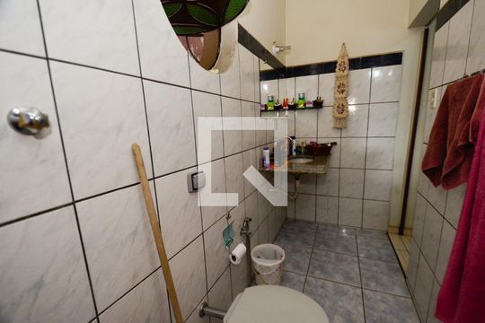 Banheiro suite de casa à venda com 4 quartos, 320m² em Sagrada Família, Belo Horizonte