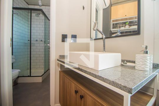 Banheiro de kitnet/studio à venda com 1 quarto, 25m² em Santa Cecília, Porto Alegre