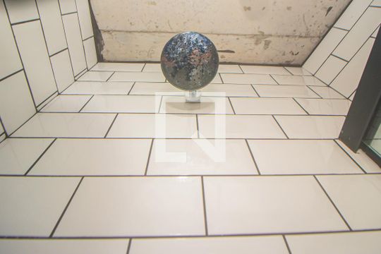Banheiro de kitnet/studio à venda com 1 quarto, 25m² em Santa Cecília, Porto Alegre